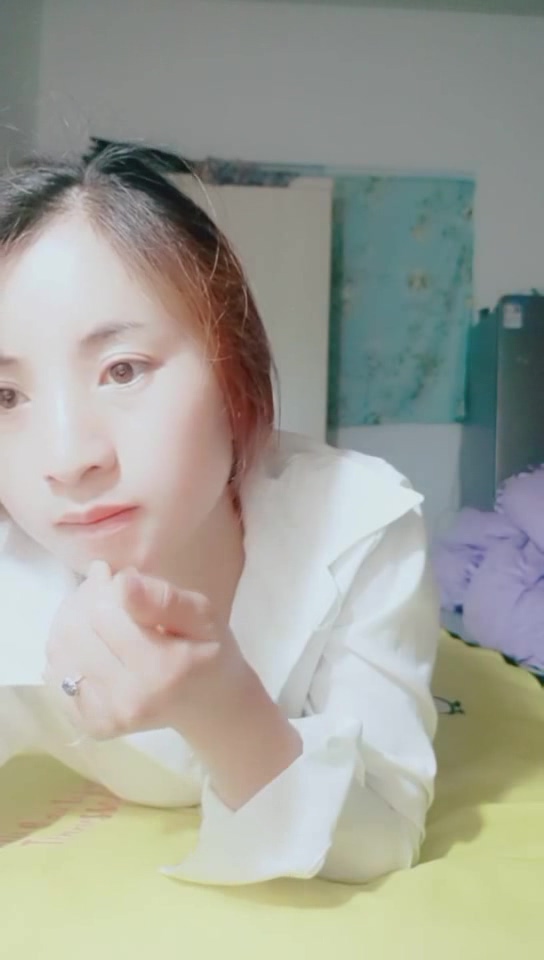 超白嫩小媳妇和男友对着镜头摸逼揉丰满大奶兴奋插骚穴口交啪啪收着礼物还享受性爱