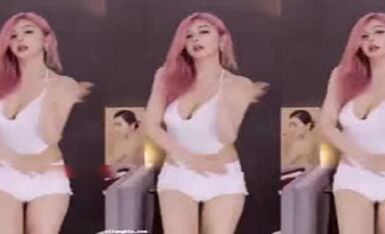 斗鱼超人气女神【张琪格】8月最新露点揉奶合集 21