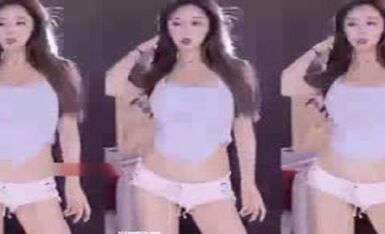 斗鱼超人气女神【张琪格】8月最新露点揉奶合集 26