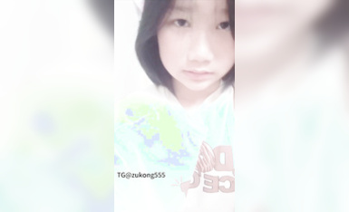 很害羞的高中妹，第一次掰开屁股给导师看，害羞的脸通红