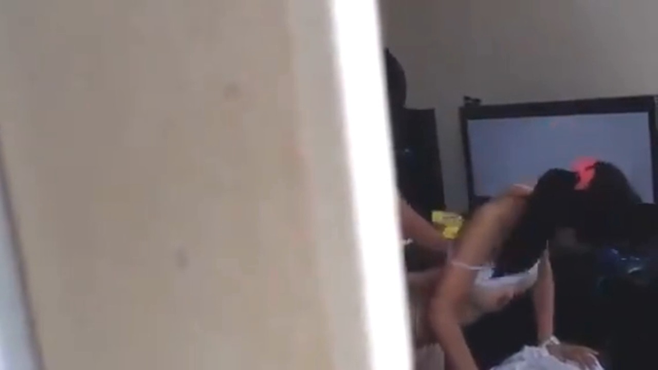 偷窥两学生在家偷吃禁果 动作和她们的脸一样青涩 貌似很难插入 兄弟都是这么过来的 对话清晰