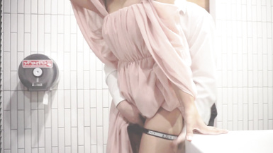 商場洗手間後入風騷女大學生【xMassageLovex】穿著連衣裙就是為了爸爸掀起裙子直接後入騷穴，現在女大學生都這么騷的么？