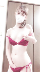 【無修正ライブチャット】手術服？を脱ぐと綺麗なクビレの白肌ボディ＆真っ赤な下着姿チャット素人女子が魅せるぞ！起立したまま裸くぱぁ＆おもちゃ当てオナ！