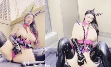 高價福利！微博128萬粉，巨乳肥臀女神尤物【芷儀g寶】最新露臉定製，制服小惡魔大黑牛自慰，淫語挑逗 (1)