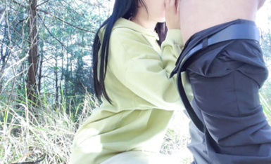 【戶外野戰】萌崽兒 在家裡全裸操穴還不夠過癮刺激，到山裡野戰還原動物交配，口爆精液都被榨稀了