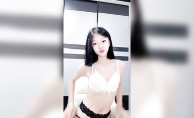 新人主播  超級粉嫩的校花級主播源源 舌釘口交 剛下海就跪在馬桶上被操，道具調教，胸推，舌釘小嘴性感口交，各種姿勢爆操 (69)