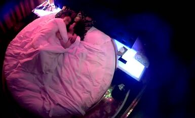 情趣酒店镭射光影房摄像头偷拍大白天老哥和朋友的媳妇开房偷情侧入草花芯