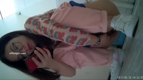 【厕拍新品】█魔手☛外购█精品厕拍【前后景】（小靓妹自摸）28V（上）