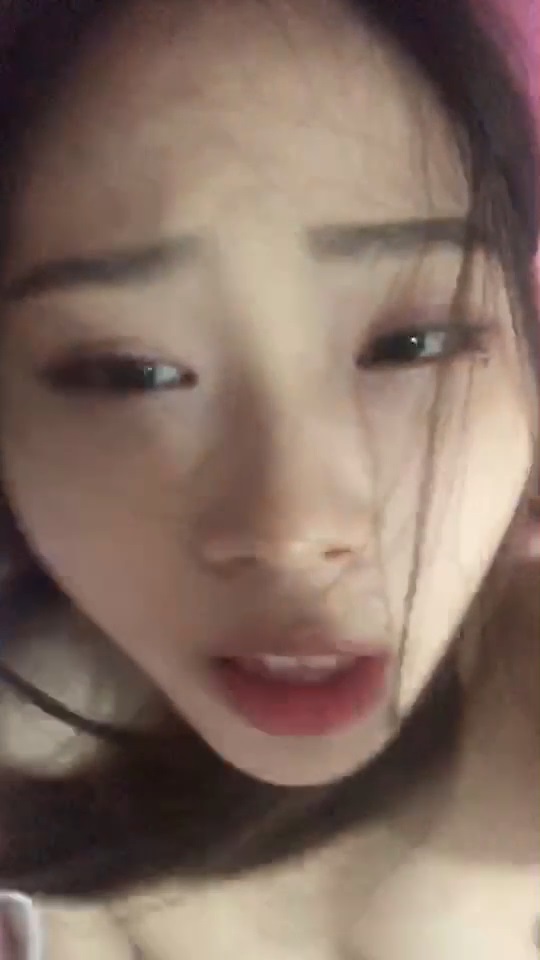 女神叫声太好听了，男：射里面啦。女友：射外面，射外面。又一个小美女被嚯嚯啦！