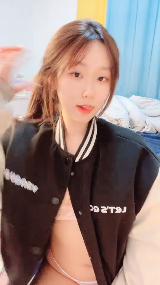 美女落九川清纯系极品小姐姐，卡哇伊小兔子内衣，掏出揉捏粉嫩奶子，翘起超肥大屁股，特写振动棒插穴