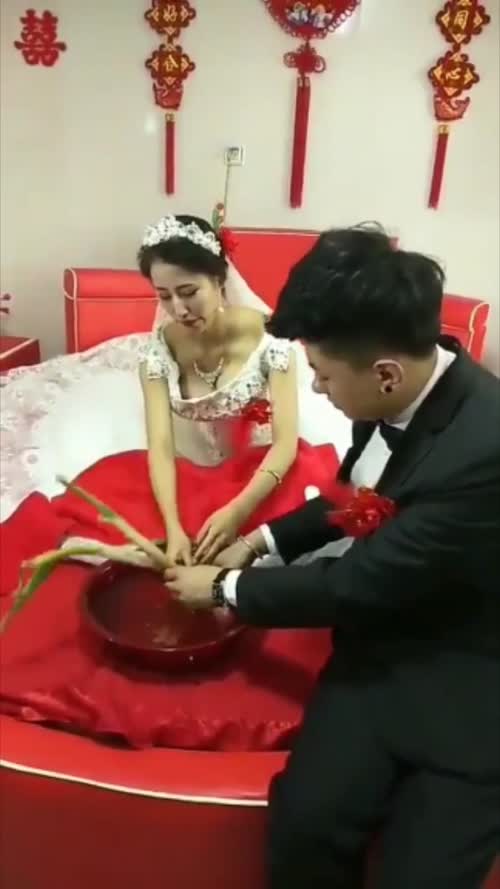 新娘子不但人美奶子还特别的大