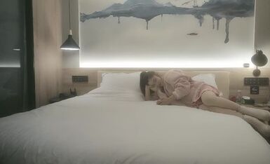 寻花新人老哥马尾辫风骚小少妇，镜头前深喉口交，扒掉内裤吸奶揉穴，正入骑乘姿势轮换着操