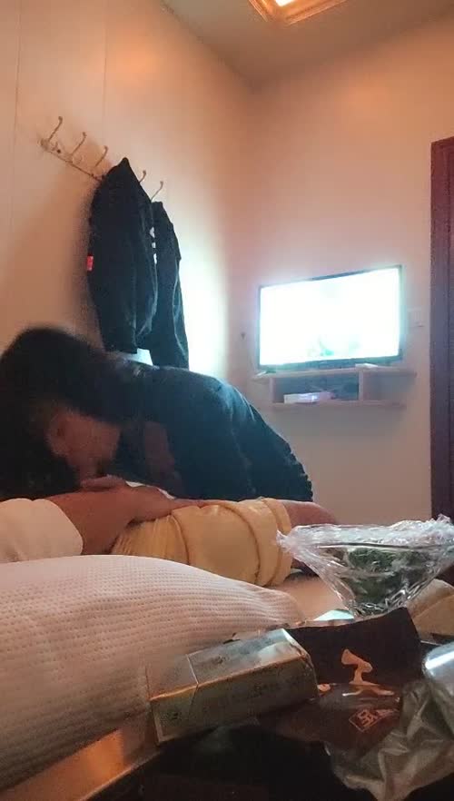 专干女技师按摩房调情啪啪，骑在身上摸奶子一顿舔，特写口交扶着墙后入，隔壁唱歌这边啪啪啪猛顶