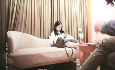 約嫩妹子，其實是很會玩了的，青春粉嫩嬌小身軀慘遭風月老將暴力摧殘