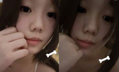 四川巴中19歲嫩妹陳佳鈺，小小年紀就玩得特別花，性慾十分網上，非常喜歡在網上交友