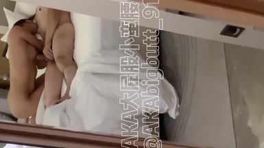 【2025年新流】推特極品騷婊【AKA大屁股小蠻腰】骨灰級綠帽，邀約單男調教嬌妻，3P大戰 (5)