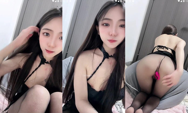 長腿嫩足顏值小母狗，連體黑絲透視裝，嫩足展示淫語挑逗，跪地自慰各種道具深插騷穴 (23)