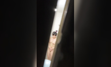 健身完的妹子冲澡