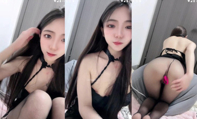 長腿嫩足顏值小母狗，連體黑絲透視裝，嫩足展示淫語挑逗，跪地自慰各種道具深插騷穴 (10)