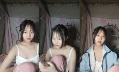 長相清純的學生妹在宿舍直播大秀，長的還怪可愛的 (1)