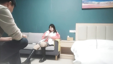 眼鏡妹極品大胸，表面清純內里騷，脫光後判若兩人，淫盪小嬌娃，舌吻啪啪激情如火