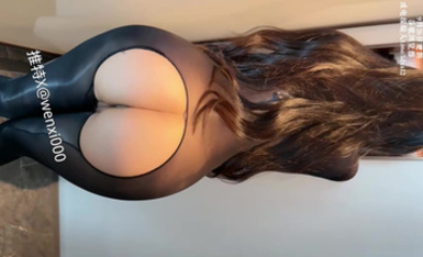 肉臀果兒_風騷肥臀繼母，趁老公不在家。在淋浴間用大屁股勾引我，狠狠的後入了。