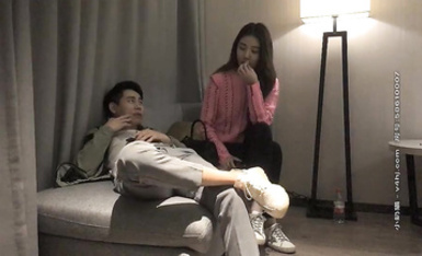 有氣質顏值，高個超模，清純又美麗，粉嫩美乳，沙發近景摳穴激情啪啪