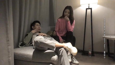 有氣質顏值，高個超模，清純又美麗，粉嫩美乳，沙發近景摳穴激情啪啪