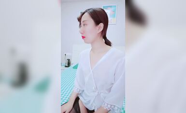 无毛良家深夜勾搭大哥激情啪啪，全程露脸大哥好急啊，掰开骚穴就舔69口交大鸡巴，多体位爆草抽插浪叫呻吟