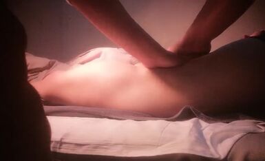 偷拍女客户特殊服务，一线天美穴骚货，这逼真漂亮，近距离特写推屁股，按摩床上来一发