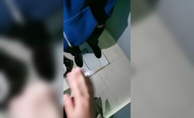 骚逼跑到男公测里揉奶自慰骚逼勾搭里面的大哥激情啪啪，露脸口交大鸡巴直接按在地上猛草，浪荡呻吟精彩刺激