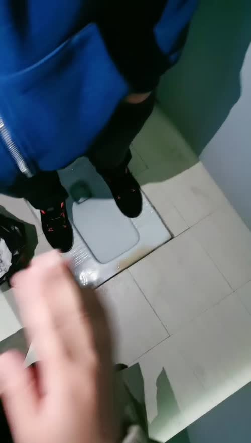 骚逼跑到男公测里揉奶自慰骚逼勾搭里面的大哥激情啪啪，露脸口交大鸡巴直接按在地上猛草，浪荡呻吟精彩刺激