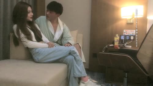 帅哥约了个整了容的漂亮女神，调情撩了半个小时，妹子开始还反抗 小哥看出她只是假装 其实也想要