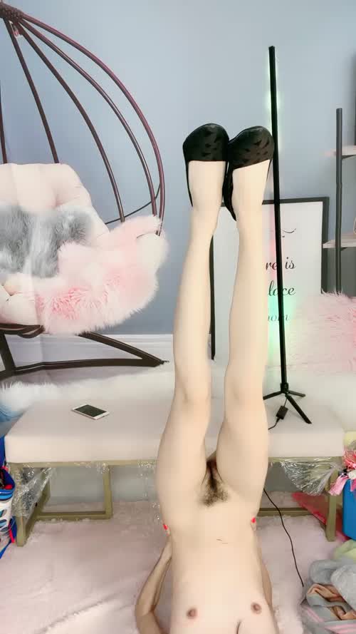 舞蹈系美女下海黄播，透视小肚兜跳雨伞舞，水蛇腰细长美腿，倒立一字马，红色高跟鞋，搔首弄姿诱惑