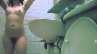 哥哥偷拍親妹洗澡