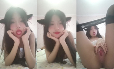 超級反差的小蘿莉。悄悄的一個人在家自慰，不管什麼女人，穿上了黑絲，就很性感 (2)