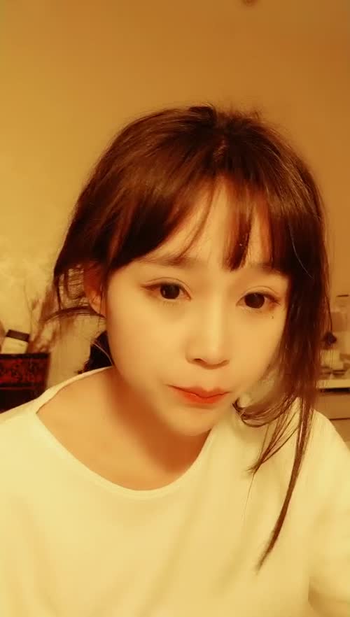 顶级清纯卡哇伊萌妹KIKI回归小秀，娇小身材腹肌马甲线，脱下内裤无毛馒头逼，掰穴特写手指磨蹭，很是诱惑.