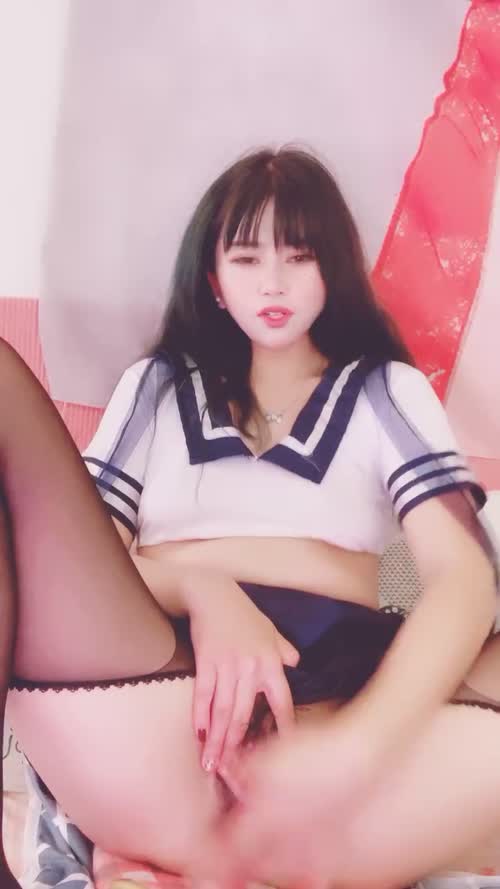 多毛粉穴婴儿肥极品美女，手指扣入淫水直流，边自慰边说骚话，扣的水声哗哗，快高潮了加快速度浪叫