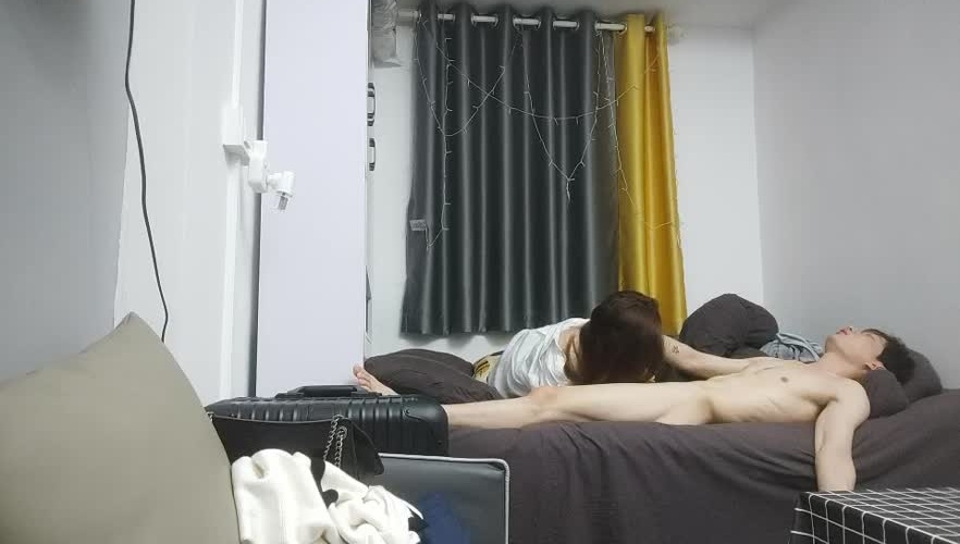 操良家00后学生妹，妹子没爽够再来一炮，吸吮大屌张开双腿爆插，操的嗯嗯呻吟