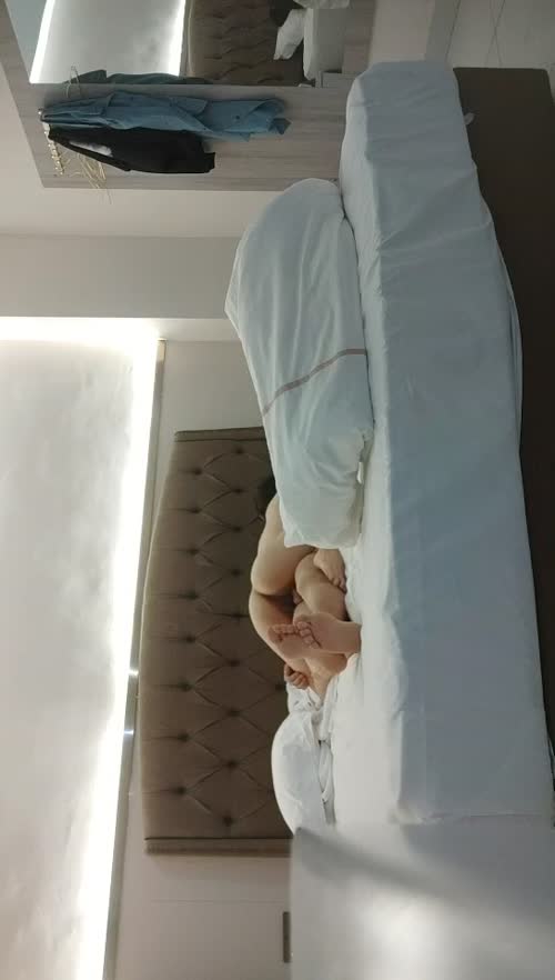 网恋奔现，极品小少妇返场，第二炮，真是完全坠入爱河了，相拥舌吻含情脉脉，模特身材放纵一下午