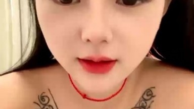 满身纹身超嫩00后美女小姐姐，烈焰红唇卡哇伊