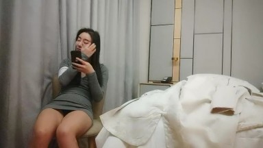 战神小利深夜无套操小骚货，镜头前深喉穿着高跟鞋扣穴